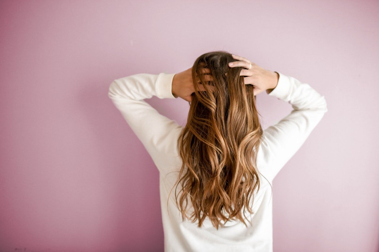 Comment lutter contre le dessèchement et la casse des cheveux pendant l’été ?
